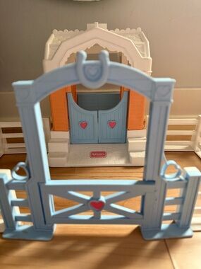 PLAYSKOOL | vintage horse stable with fence